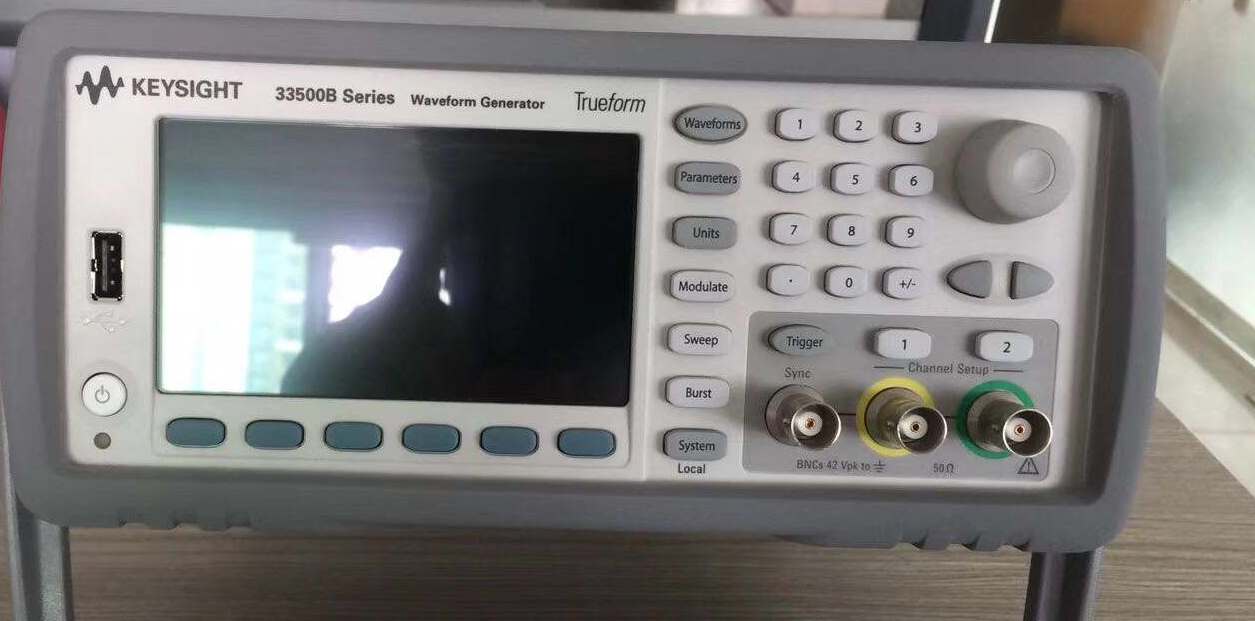6359d96c1a0e7.jpg 函數(shù)信號發(fā)生器33522B 3.jpg
